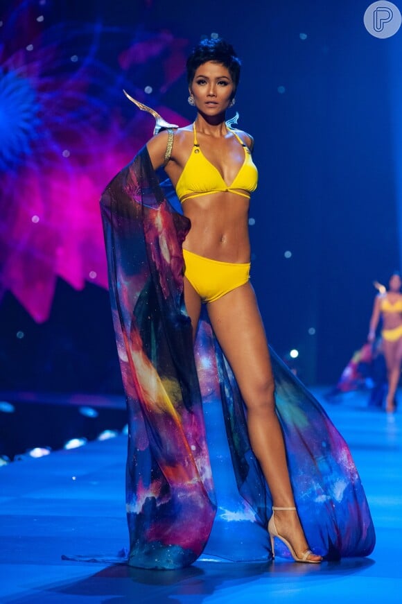 H'Hen Nie, Miss Universo Vietnã 2018, compete no palco como um dos 10 finalistas em trajes de banho