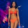 Sophida Kanchanarin, Miss Universo Tailândia 2018, compete no palco como um dos 10 finalistas em trajes de banho