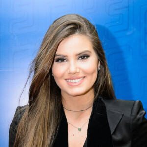 Camila Queiroz dá dicas sobre como cuidar da pele e prepará-la para receber maquiagem forte