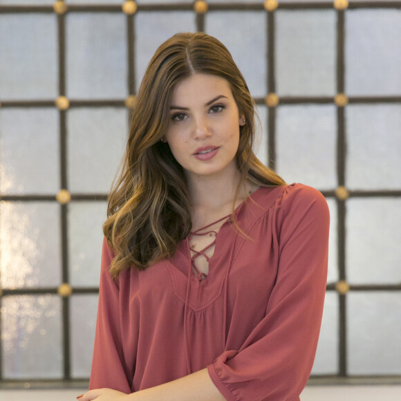 "É como se fosse uma maquiagem de festa durante o dia todo todos os dias. Nesse momento, hoje, cuido mais da minha pele para prepara-la para a rotina de maquiagem que tenho.", disse Camila Queiroz ao Purepeople, sobre make de sua personagem na nova novela