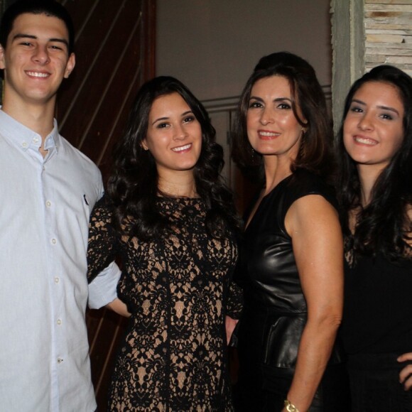 Fátima Bernardes é mãe dos trigêmeos Vinícius, Beatriz e Laura, de 21 anos