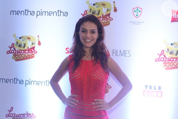 Paloma Bernardi usou um vestido com leve transparência na estreia do filme 'Lascados'
