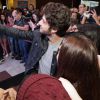 Chay Suede é assediado por fãs na estreia do filme 'Lascados, em São Paulo