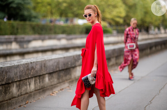 Marina Ruy Barbosa: vestido vermelho assimétrico