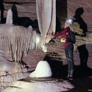 Grazi Massafera visitou uma caverna com várias estalactites e estalagmites, formações minerais em forma de cones pontudos