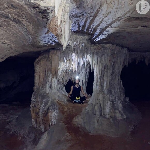 Pelo passeio, a famosa fez uma nova descoberta: 'Quatro horas de caminhada dentro da caverna e encontramos essas pedrinhas chamadas de pérolas da caverna'
