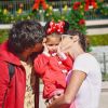 Deborah Secco se divertiu na Disney com a filha, Maria Flor, e o marido, Hugo Moura