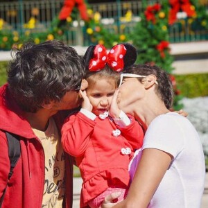Deborah Secco se divertiu na Disney com a filha, Maria Flor, e o marido, Hugo Moura
