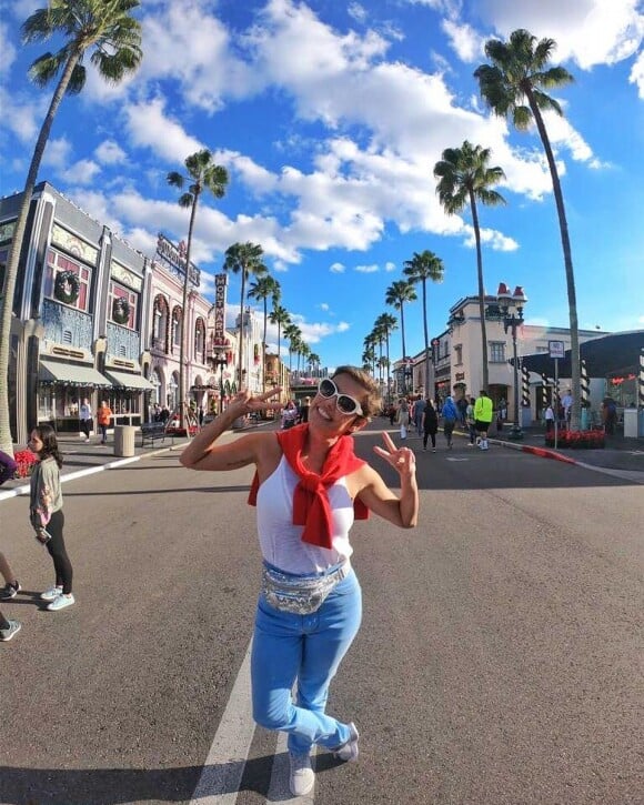 Deborah Secco posa para fotos durante viagem para Disney