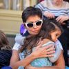 Deborah Secco abraça a filha em viagem para a Disney
