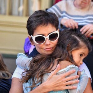 Deborah Secco abraça a filha em viagem para a Disney