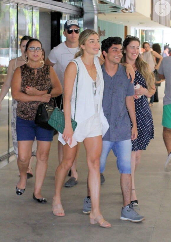 Família reunida! Grazi Massafera levou familiares a shopping em São Conrado, no Rio de Janeiro