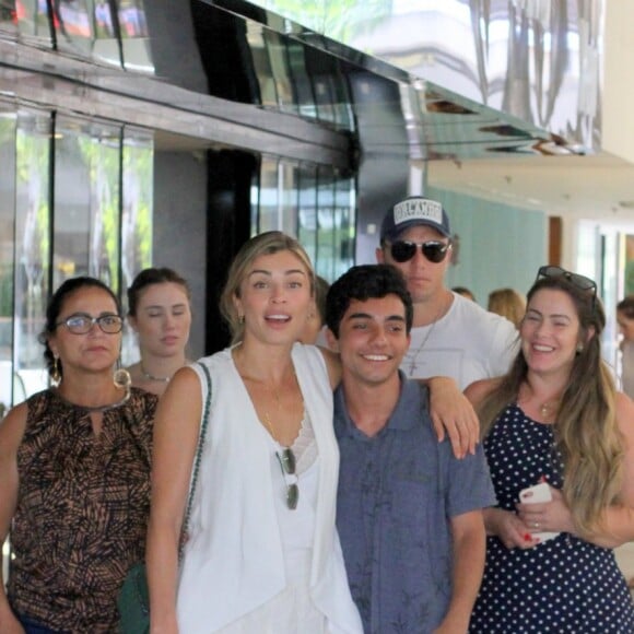 Grazi Massafera escolheu um look branco para o passeio com a família no Rio de Janeiro