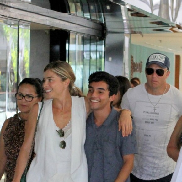 O namorado de Grazi Massafera, Patrick Bulus, caminhou à frente da atriz com sua família