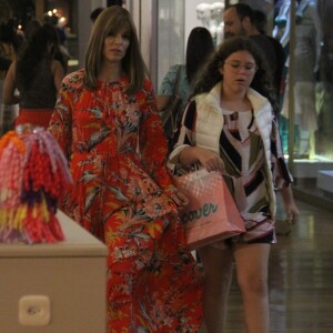 Ana Furtado leva a filha, Isabella, às compras no shopping Village Mall, Barra da Tijuca, zona oeste do Rio de Janeiro, neste domingo, 23 de dezembro de 2018