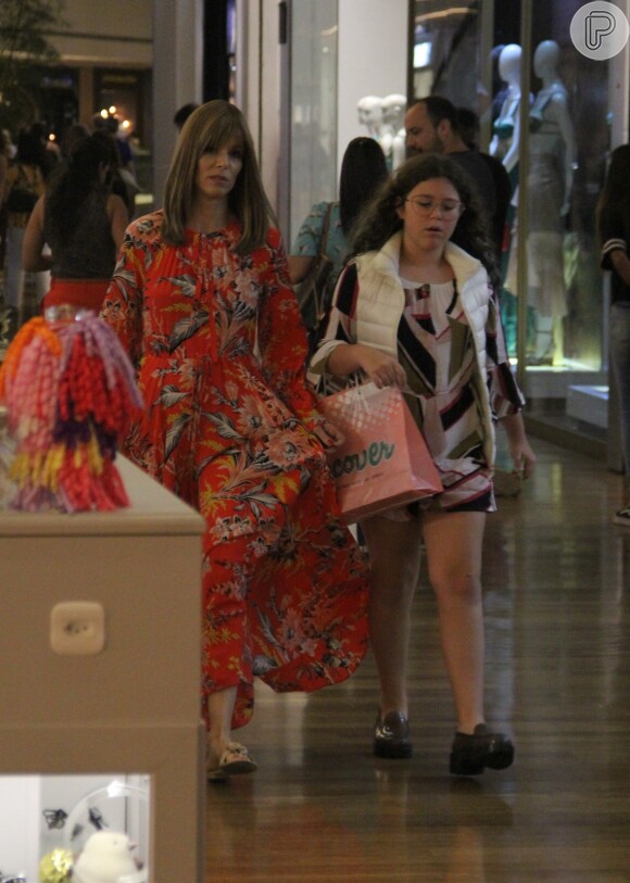 Ana Furtado leva a filha, Isabella, às compras no shopping Village Mall, Barra da Tijuca, zona oeste do Rio de Janeiro, neste domingo, 23 de dezembro de 2018