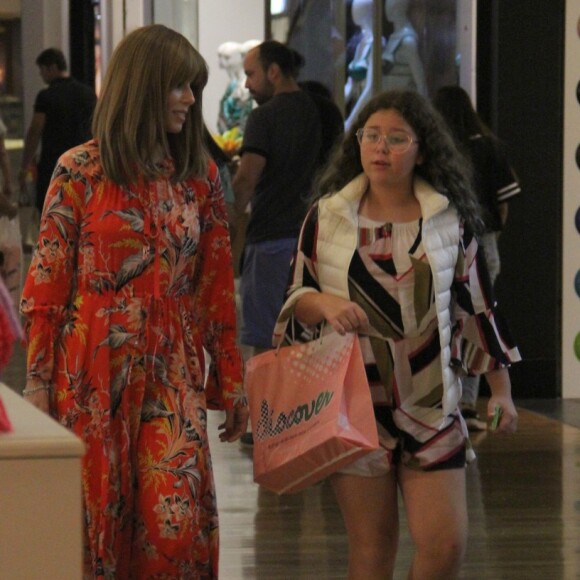 Ana Furtado leva a filha, Isabella, às compras no shopping Village Mall, Barra da Tijuca, zona oeste do Rio de Janeiro, neste domingo, 23 de dezembro de 2018