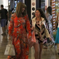 Às vésperas do Natal, Ana Furtado leva a filha às compras em shopping no Rio
