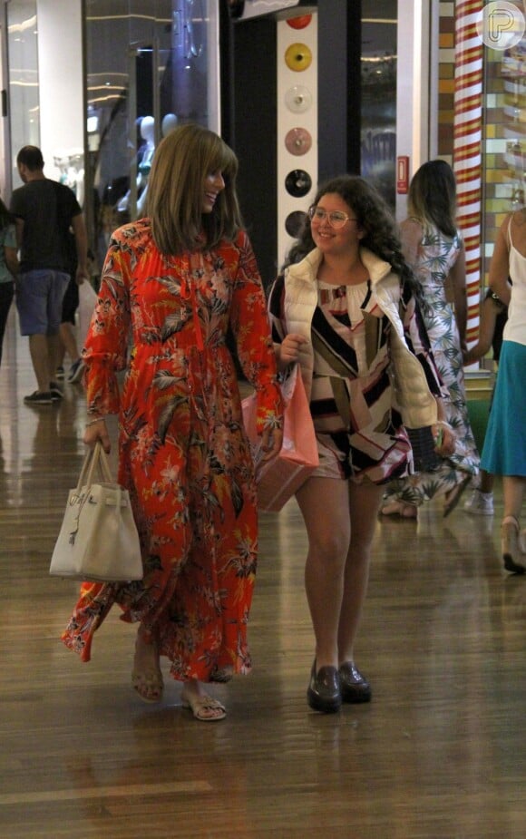 Ana Furtado leva a filha, Isabella, às compras no shopping Village Mall, Barra da Tijuca, zona oeste do Rio de Janeiro, neste domingo, 23 de dezembro de 2018