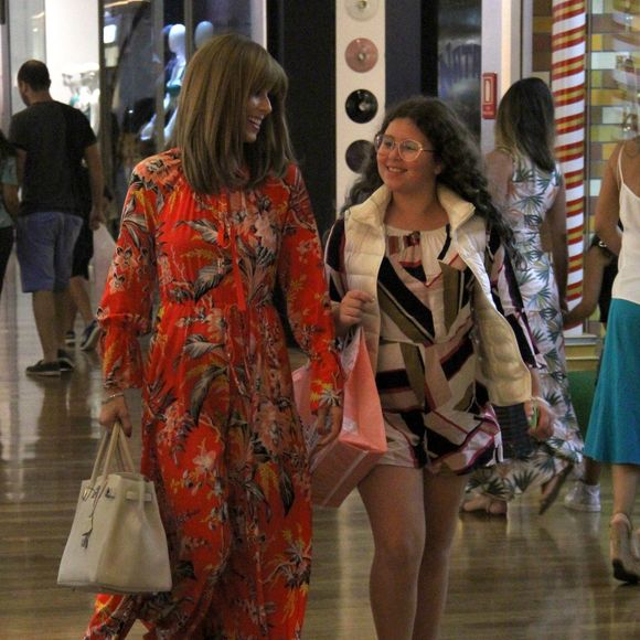 Ana Furtado leva a filha, Isabella, às compras no shopping Village Mall, Barra da Tijuca, zona oeste do Rio de Janeiro, neste domingo, 23 de dezembro de 2018