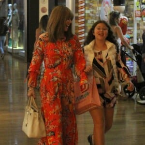 Ana Furtado leva a filha, Isabella, às compras no shopping Village Mall, Barra da Tijuca, zona oeste do Rio de Janeiro, neste domingo, 23 de dezembro de 2018