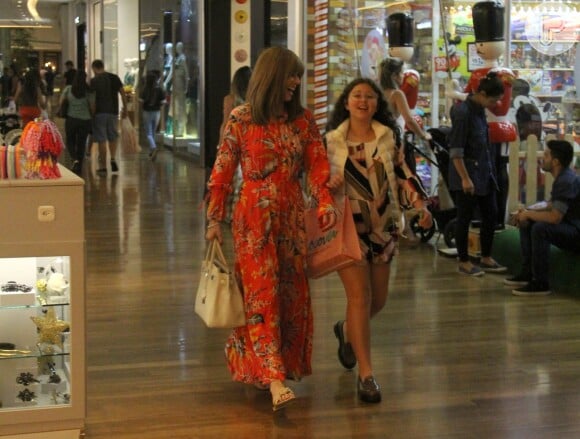 Ana Furtado leva a filha, Isabella, às compras no shopping Village Mall, Barra da Tijuca, zona oeste do Rio de Janeiro, neste domingo, 23 de dezembro de 2018