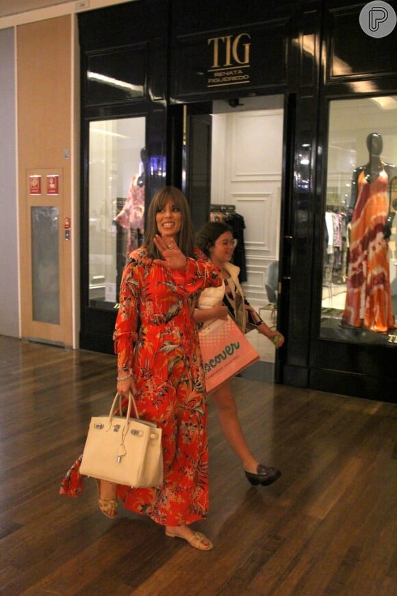 Ana Furtado leva a filha, Isabella, às compras no shopping Village Mall, Barra da Tijuca, zona oeste do Rio de Janeiro, neste domingo, 23 de dezembro de 2018