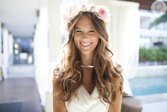 A tiara de flores é uma opção romântica e delicada para os cabelos no Réveillon