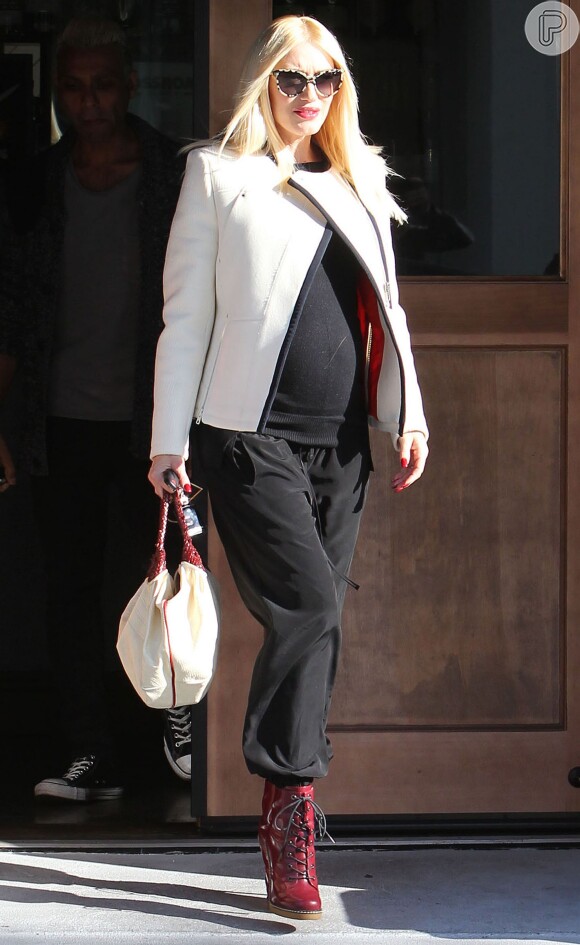 Gwen Stefani exibiu a barriga durante toda a gestação de Apollo Bowie Flynn Rossdale. Em 28 de fevereiro, a cantora deu à luz pela terceira vez. O pai do bebê é o roqueiro Gavin Rossdale