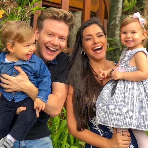 Thais Fersoza e Teló tem truque para levar malas e filhos em aeroporto, como mostraram em vídeo nesta quinta-feira, dia 27 de dezembro de 2018