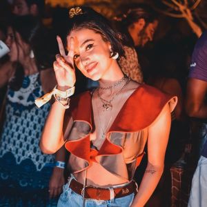 Em Noronha, Manu Gavassi curte praia e festas com looks que são a cara do verão