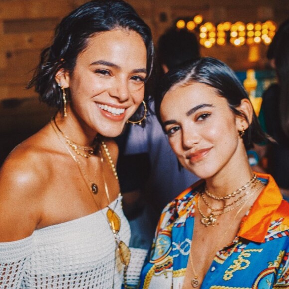 Manu Gavassi apostou em cabelo com penteado wet para festa com Bruna Marquezine