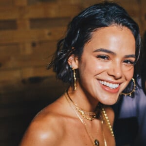 Bruna Marquezine come pizza e curte funk em Noronha na madrugada desta segunda-feira, dia 31 de dezembro de 2018