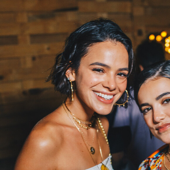 Bruna Marquezine come pizza e curte funk em Noronha na madrugada desta segunda-feira, dia 31 de dezembro de 2018