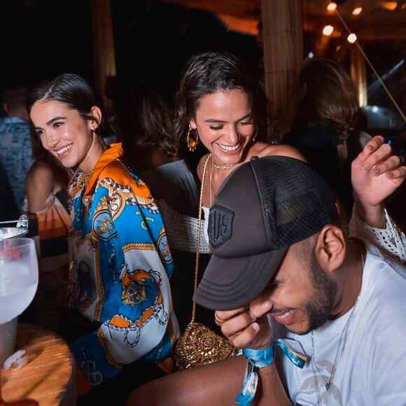 Bruna Marquezine posou com Manu Gavassi e Fernando de Noronha em festa