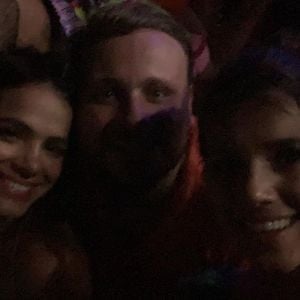 Paula Fernandes tira foto com Bruna Marquezine, Manu Gavassi e Leo Fuchs em festa