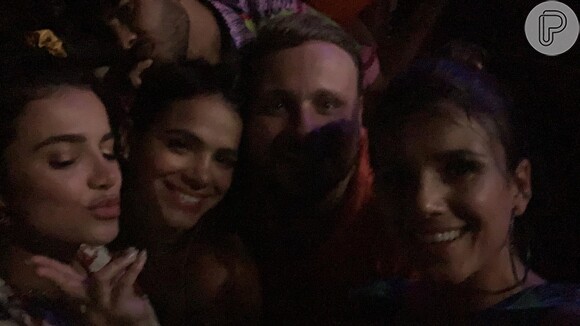 Paula Fernandes tira foto com Bruna Marquezine, Manu Gavassi e Leo Fuchs em festa