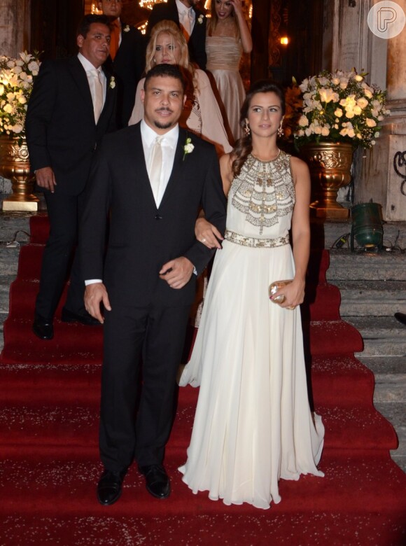 Ronaldo e Paula Morais cancelaram a festa de casamento que aconteceria em novembro. 'Vivem clima de namoro', diz fonte