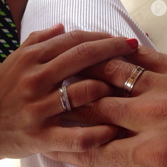 Ronaldo e Paula Morais ficaram noivos em dezembro de 2013. Na ocasião, o ex-jogador postou orgulhoso a foto das alianças no Instagram