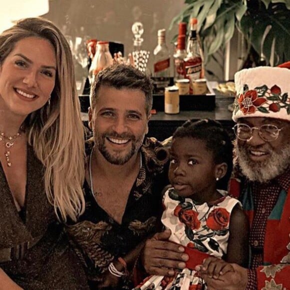 Bruno Gagliasso e Giovanna Ewbank receberam em casa para a visitar a filha, Títi, de 4 anos, um Papai Noel negro no último Natal