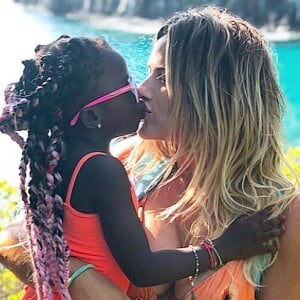 Giovanna Ewbank contou que a filha, Títi, gosta de usar salto alto: 'Já anda direitinho, acredita? Mesmo 10 números a mais'