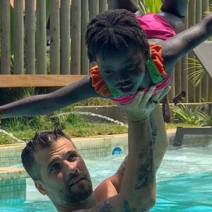 'Títi tem os gostos do Bruno Gagliasso', afirmou Giovanna Ewbank em seu canal de Youtube, acrescentando: 'E o humor do Luca (irmão dela) porque os dois são geminianos'