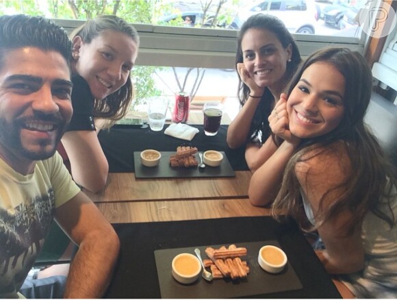 Bruna Marquezine passa o fim de semana em Guarujá, em casa de amiga de Neymar