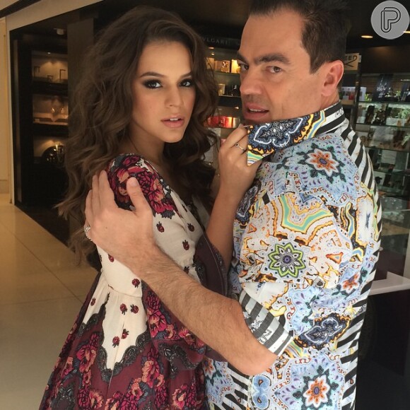 Bruna Marquezine posa com o hair stylist Marco Antônio de Biaggi