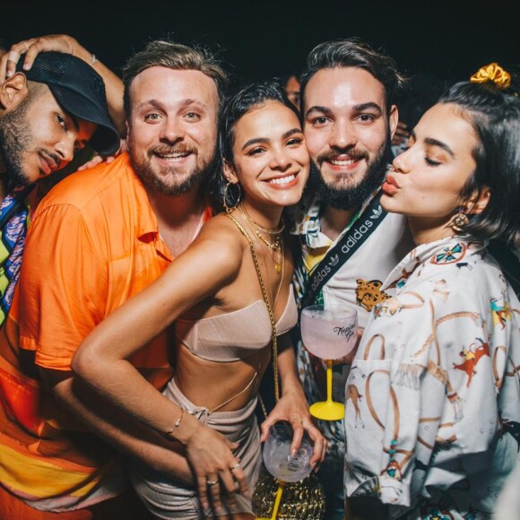 Bruna Marquezine se divertiu na companhia dos amigos em Fernando de Noronha