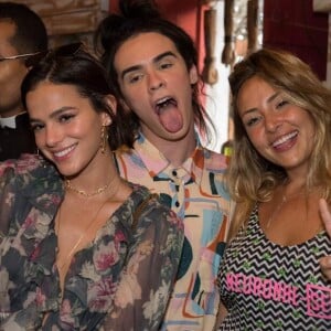 Bruna Marquezine passou a virada de ano se divertindo com amigos