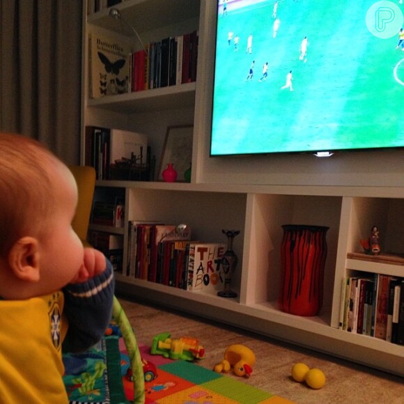 Miguel, filho de Mariana Ferrão, já mostrou que gosta de futebol. Será que vamos ter um grande craque no futuro?
