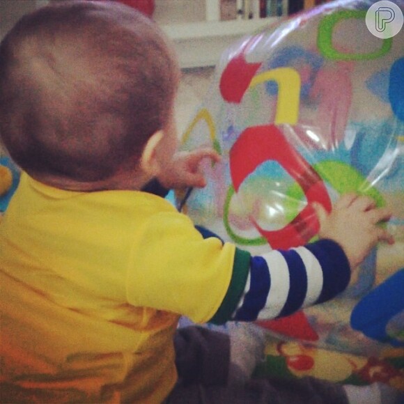Olha que fofo o Miguel, filho de Mariana Ferrão, brincando com uma super bola. Muito lindo!