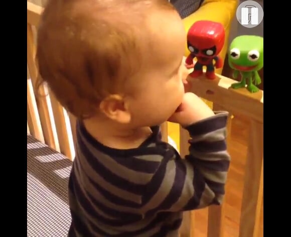 No dia que o pequeno Miguel completou 11 meses, Mariana Ferrão publicou um vídeo do pequeno em pé sozinho no berço. Muito esperto!