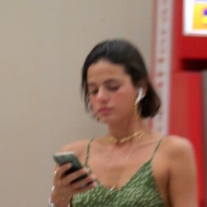 Bruna Marquezine mexe no celular no aeroporto